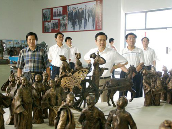 2008年8月5日山东省政协副主席、省工商联主席王乃静莅临KY体育雕塑视察指导，傅绍相总经理介绍《风筝魂》群雕