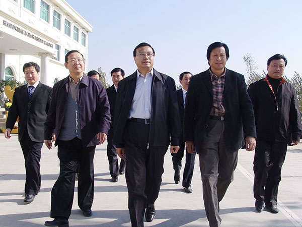 中共山东省委常委、政法委书记才利民莅临KY体育雕塑视察指导,傅绍相总经理介绍雕塑艺术。